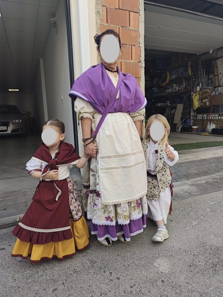 Zagalejos huertanos mujer y niña